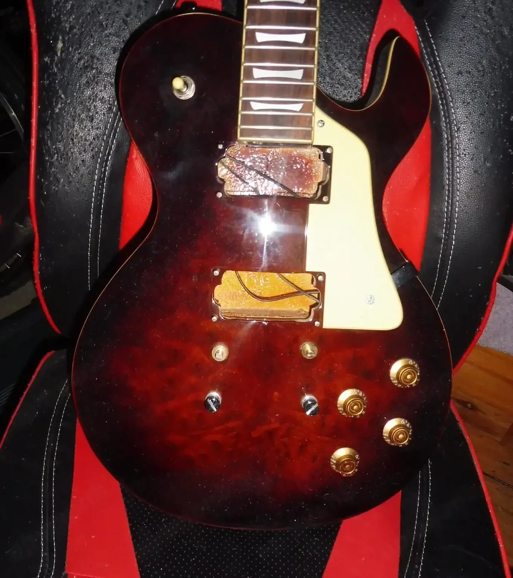 E-Gitarre von Behringer Les paul Style. Die Brücke und der Steg sind da. Tonabnehmer fehlen.