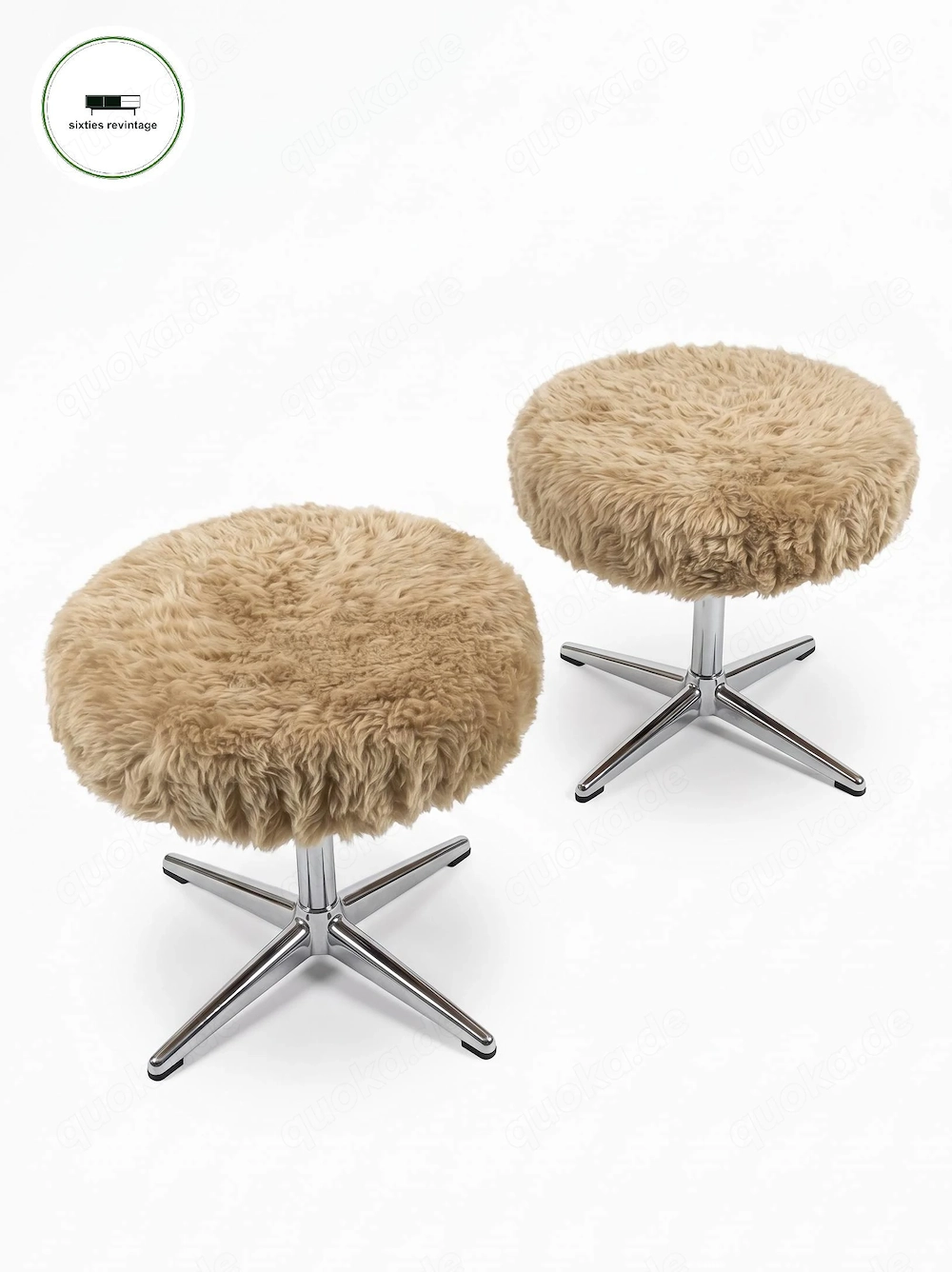 Mid Century Fellhocker Paar mit Chrom-Gestell 