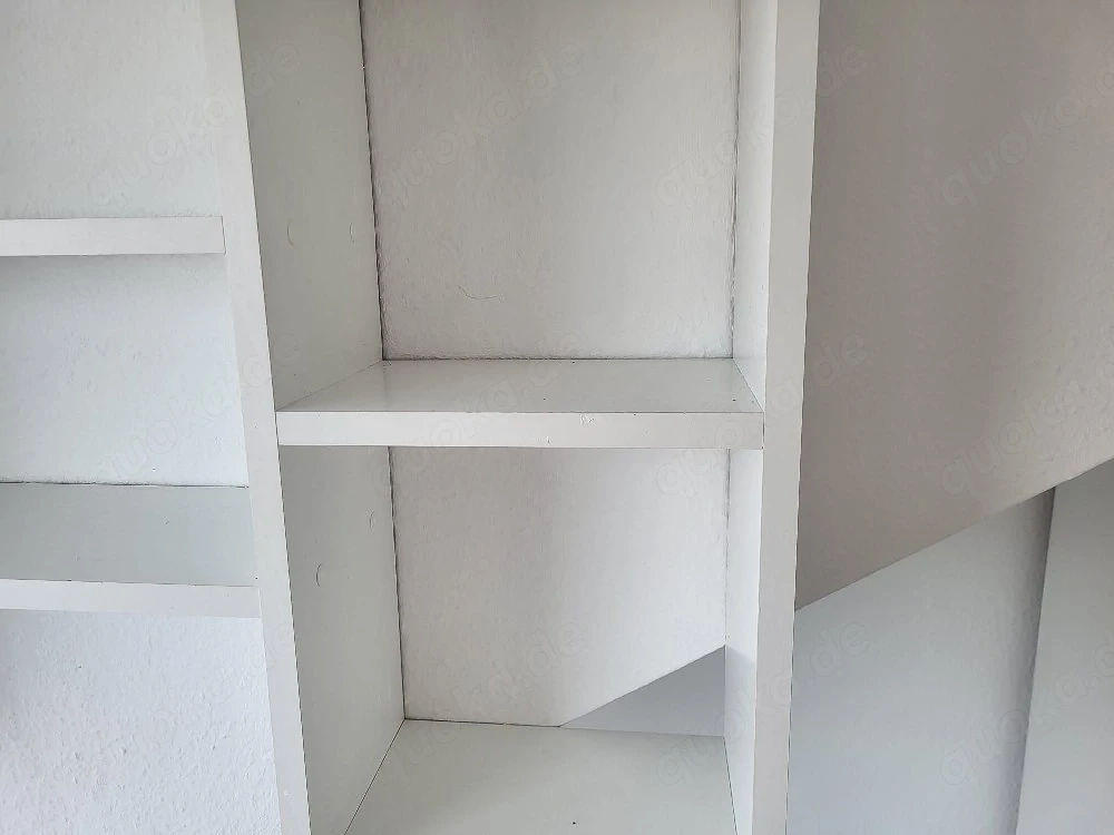Weißes Wandregal mit mehreren Fächern   modern & praktisch
