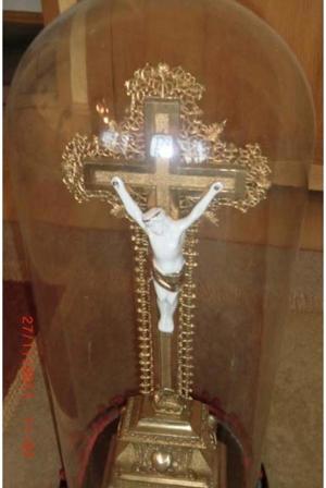 Kruzifix unter Glasdom Bild 1