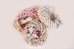 3 Weidentürkränze-Weihnachten-Fensterdeko rosa-weiß