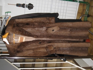 Pelzmäntel und Winterjacken für Damen Gr. 42 zu verkaufen Bild 1