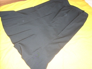2 Damenröcke schwarz, Gr.40/42 (Stoff) übers Knie, neu Bild 1