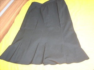 2 Damenröcke schwarz, Gr.40/42 (Stoff) übers Knie, neu Bild 3