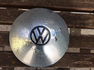 Alter VW Raddeckel - Metall - stammt vermutlich von VW Käfer aus 50 er Jahren Bild 1
