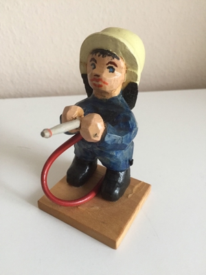 Handgeschnitzter Feuerwehrmann aus Edelholz