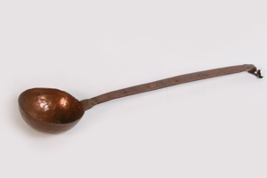 Sehr alter gehämmerter Kupfer Löffel Schöpfkelle groß handgemacht