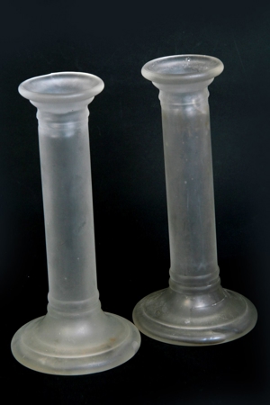 2 Kerzenständer, Stabkerzenhalter, Press-Glas farblos mattiert 19 cm