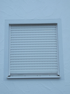 Rolläden PVC weiss hell glatt guter Zustnd Rollladen Kunststoff Lamelle Tür Hausbau Renovierung grau Bild 2