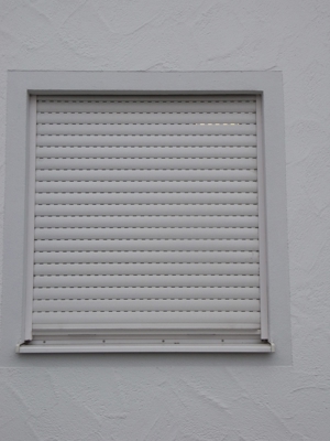 Rolläden PVC weiss hell glatt guter Zustnd Rollladen Kunststoff Lamelle Tür Hausbau Renovierung grau Bild 1