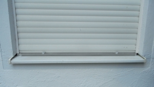 Rolläden PVC weiss hell glatt guter Zustnd Rollladen Kunststoff Lamelle Tür Hausbau Renovierung grau Bild 3
