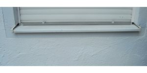 Rolläden PVC weiss hell glatt guter Zustnd Rollladen Kunststoff Lamelle Tür Hausbau Renovierung grau Bild 4
