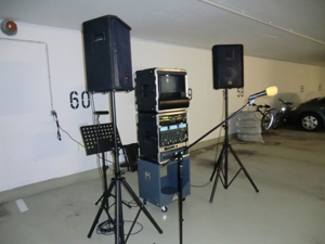 Karaokeanlage im Rack, Mikros, 2 Boxen, Stative, Kabel, 110 CD-G mit ca. 1450 Titeln Bild 20