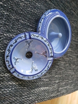 Aschenbecher in Blau mit Verzierung Bild 2