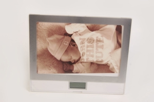 Bilderrahmenuhr Fotorahmen CASA DECO Stehrahmen 10x15 quer plastik silber-weiß OVP