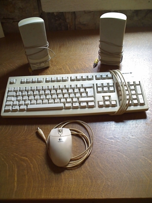 Cherry Tastatur, Logitech Maus und 2 quadral+ Boxen.