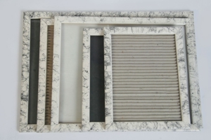 Konvolut 5x Holz-Bilderrahmen 2x18x24 2x28x35 1x30x40 gesprengelt weiß schwarz glanz