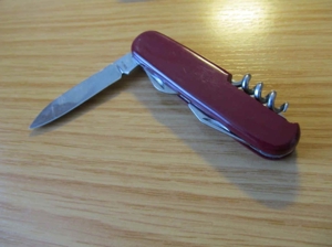 Rotes Multifunktion, Taschen Messer Stainless Solingen, roter Schaft Bild 10