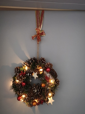 Türkranz geschmückt mit LED Beleuchtung