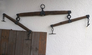 3-teil.antikes Ochsen-Pferde-Geschirr-Gespann Wagscheid Zugscheid Kummet Zugbügel Vorlegergespann