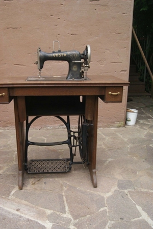 Antike Nähmaschine Bild 2