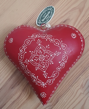 rotes Herz aus Metall, weiß bemalt - handgefertigt Bild 2