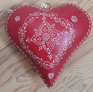 rotes Herz aus Metall, weiß bemalt - handgefertigt Bild 1