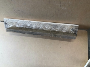 Regalbrett aus alten Holzbohlen