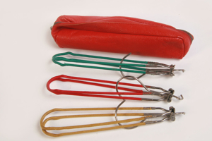 3 alte Reise Klapp-Kleiderbügel in roter Ledertasche Midcentury 50er