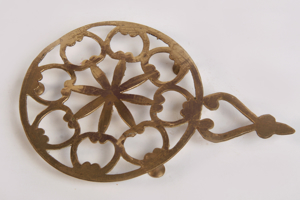 Messinguntersetzer Tee-Topfuntersetzer Tischdeko Ø 13cm handarbeit 3 Fuß m.Griff vintage 60er