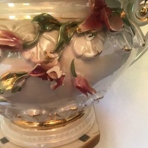 Italienische Blumenschale auf Säule mit aufwendiger Dekoration Bild 2