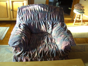 AUS ALT MACH NEU: Sesselüberwurf in Pastelltönen lachsrosa/bleu/grau Bild 4