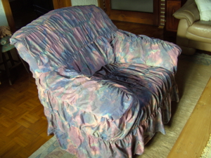 AUS ALT MACH NEU: Sesselüberwurf in Pastelltönen lachsrosa/bleu/grau Bild 1