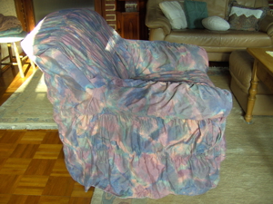 AUS ALT MACH NEU: Sesselüberwurf in Pastelltönen lachsrosa/bleu/grau Bild 5