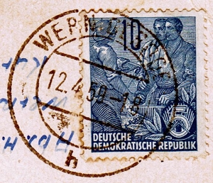 Briefmarke DDR Fünfjahresplan 10 Pfennig auf AK. Bild 1