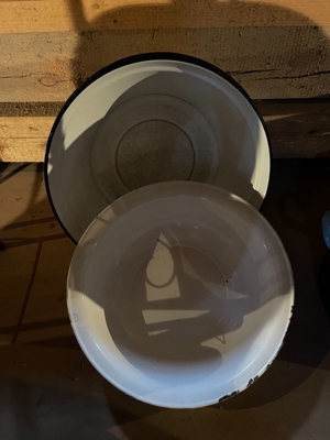 alte Emaille Schüsseln und Topf