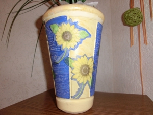 Dekogras in Ton-Vase dekoriert in Servietten-Technik Bild 2