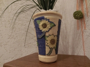 Dekogras in Ton-Vase dekoriert in Servietten-Technik Bild 3