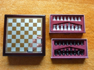 Schachspiel aus Holz und Glas Bild 1