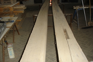 Altes Eichenholz mit und ohne Einschriften, Kanthölzer und Bretter. Bild 2