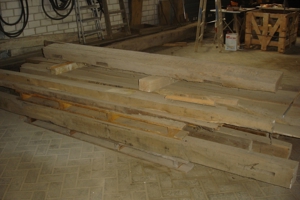 Altes Eichenholz mit und ohne Einschriften, Kanthölzer und Bretter. Bild 5