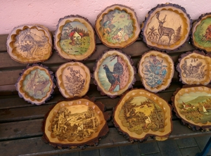 Schöne handgefertigte rustikale Baumscheiben mit Brandmalereien Bild 2