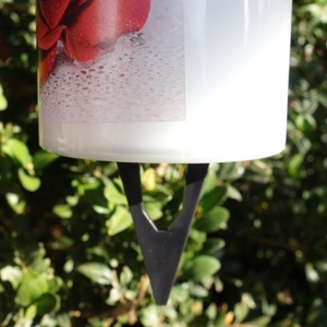 Grablicht mit roter Trauerrose als Motiv, verziertes Kunststoff LED Licht, kleiner Erdspieß Bild 2