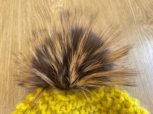 Gelbe Wollmütze mit Fellbommel, Wintermütze Bild 3