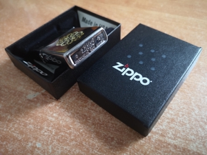 ZIPPO Sturmfeuerzeug mit seltener Ornament Gravur in Originalbox. Bild 4
