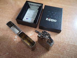 ZIPPO Sturmfeuerzeug mit seltener Ornament Gravur in Originalbox. Bild 2