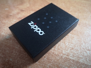 ZIPPO Sturmfeuerzeug mit seltener Ornament Gravur in Originalbox.