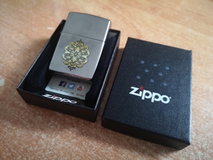 ZIPPO Sturmfeuerzeug mit seltener Ornament Gravur in Originalbox. Bild 5