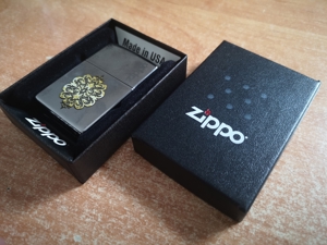 ZIPPO Sturmfeuerzeug mit seltener Ornament Gravur in Originalbox. Bild 6