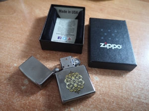 ZIPPO Sturmfeuerzeug mit seltener Ornament Gravur in Originalbox. Bild 3